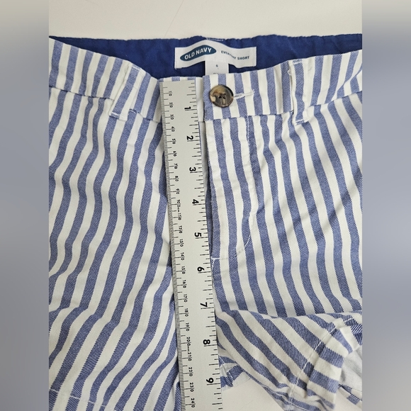 Old Navy Women's Everyday Shorts Size 6 Blue & White Stripe - Picture 8 of 10
